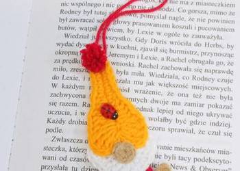 Skrzat wykonany na szydełku brelok zawieszka zakładka do książki