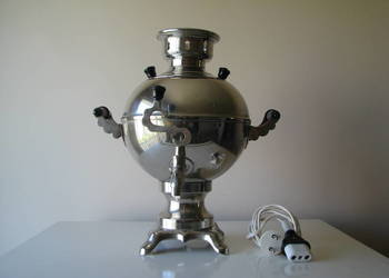 Piękny, stary radziecki samowar o kulistym kształcie z kablem zasilającym