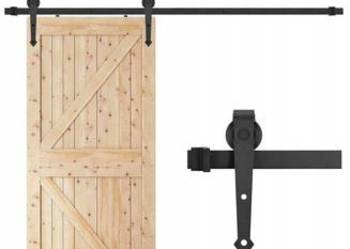 Drzwi dębowe z metalowymi okuciami