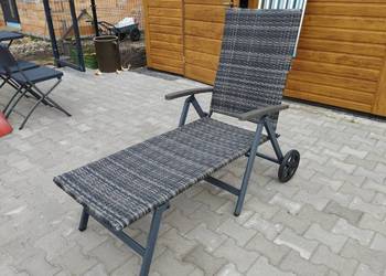 Leżak technorattan na dużych kołach