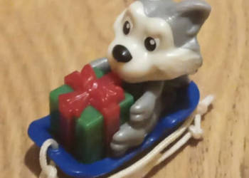 Figurka Kinder Piesek w sankach na kółkach wys. 3cm