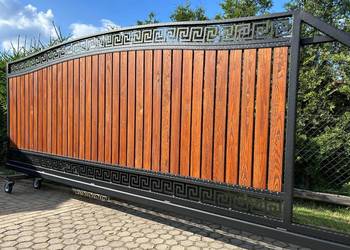 Brama wjazdowa przesuwna drewno / metal kuta