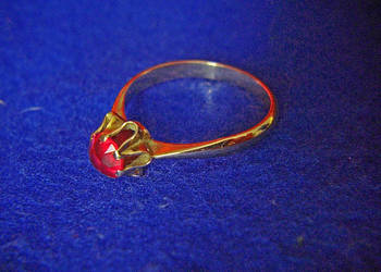 Pierścionek z rubinem