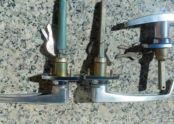 Klamki drzwi DDR z epoki.