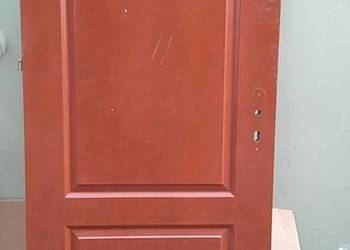 Drzwi wejściowe drewniane 84 cm x 200 cm i 74 x 200 cm.
