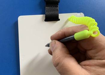 Tabliczka z ołówkiem do pisania podczas nurkowania