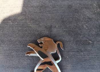 Znaczek emblemat klapy bagażnika Peugeot 208 II 2020 9827616880