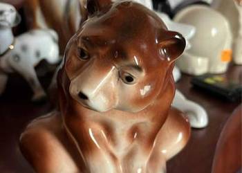 Figurka Niedźwiedzia. Cluj Napoli. Rumunia. Siedzący brunatny miś.