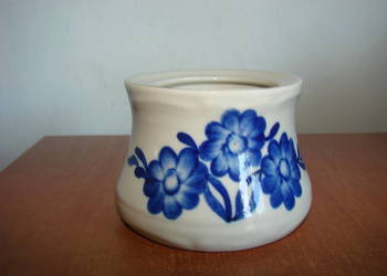 mały fajansowy pojemnik