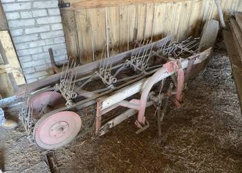 Przetrząsarko - zgrabiarka taśmowa do siana