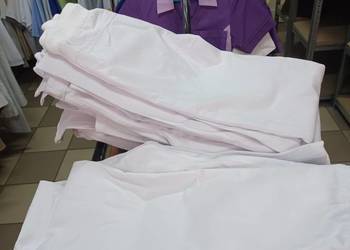 Białe spodnie "medyczne"