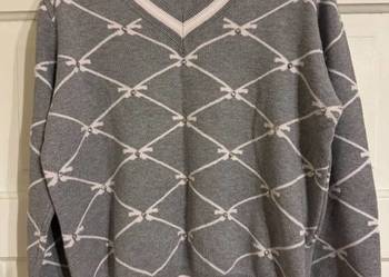Sweter damski M/L szary z różem w kokardki w serek z cyrkonią wiskoza