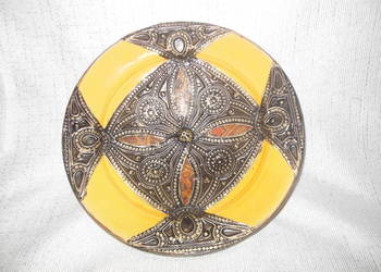Talerz ceramiczny wiszący zdobiony brążem Talerz ceramiczny wiszący zdobiony brążem