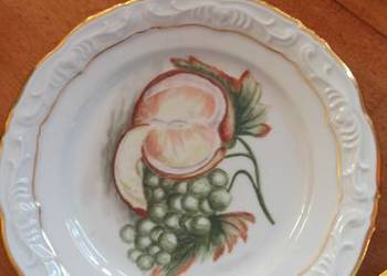 Przepiękne, ręcznie malowane owoce, na białej porcelanie.