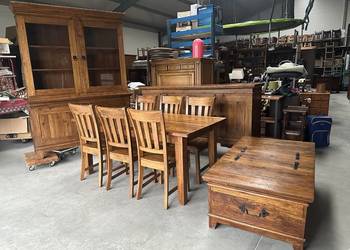 Drewniany komplet witryna komoda ława-skrzynia stół z krzesłami