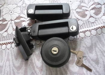 Fiat 126p FL klamki zewnętrzne korek zamek kpl