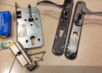 Komplet Klamek z Szyldem do Drzwi z Zamkiem GERDA