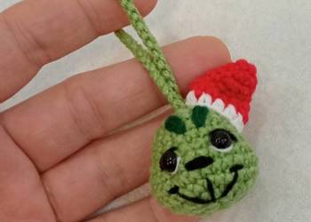 Grinch wykonany na szydełku brelok zawieszka