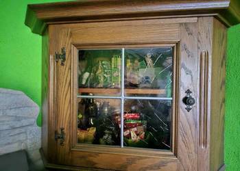 Narożna dębowa witryna