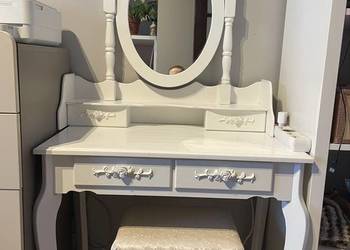 Toaletka biała w stylu prowansalskim