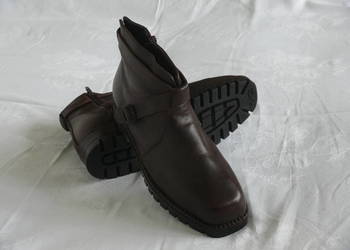 Krótkie skórzane półbuty w kolorze brązowym.