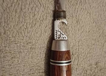 Nożyk i otwieracz do butelek.