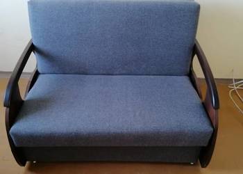 Sofa rozkładana z oparciem drewnianym