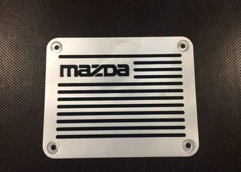 EMBLEMAT W DYWANIK MAZDA