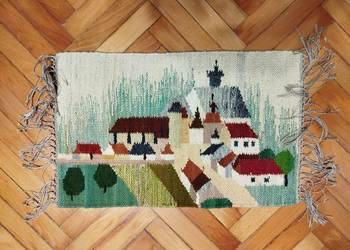 Kilimek z domkami i drzewami w stylu cepeliowskim, 80x38 cm, z frędzlami