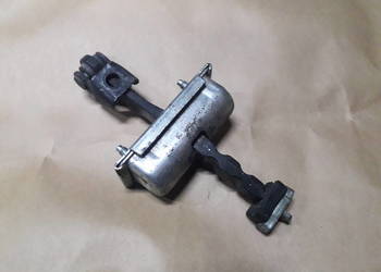 Ogranicznik drzwi przednich lewy prawy 13242975 Opel Corsa D