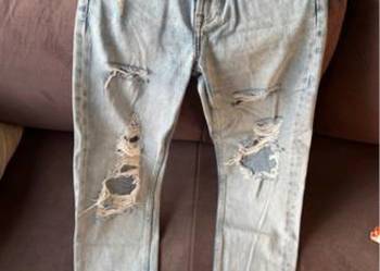 Spodnie mom fit z dziurami