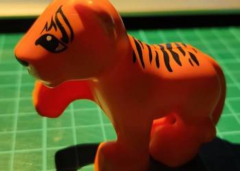 Lego Duplo figurka Tygrysek Tygrys z podniesioną łapką 11924 ZOO