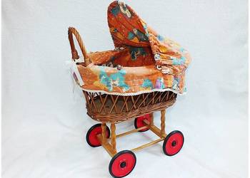 Stary Wózek wiklinowy dla lalek z lat 70' Idealny do kolekcji lalek Vintage