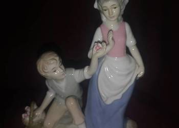 Figurka. Para z kwiatami.