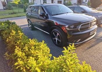 Czarny dodge