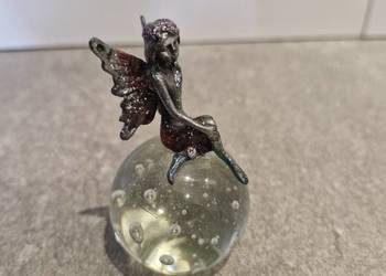 Figurka wróżki na szklanej kuli