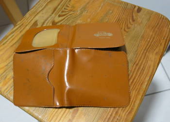 Portfelik brązowy, plastikowy, Wewnątrz złoty obrazek starego samochodu