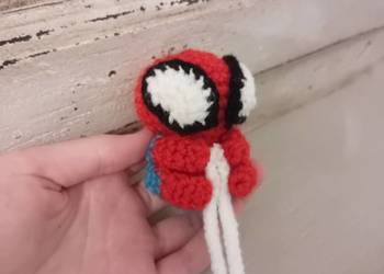 Breloczek spiderman na szydełku szydełkowy handmade