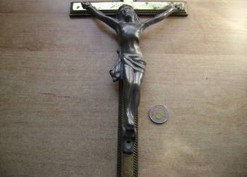 Starocie z PRL Dewocjonalia Krzyż metalowy z Panem Jezusem 45 cm długości