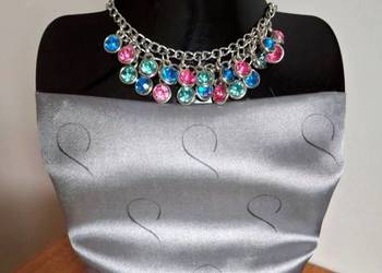 Elegancki modny naszyjnik w kolorze srebra z wielobarwnymi kamieniami.