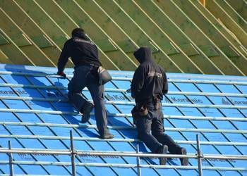 Dach cieknie? Skuteczna lokalizacja i usuwanie usterek, na dachu, Wrocław