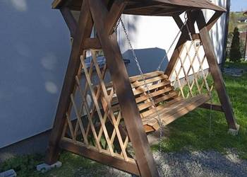 Nowa drewniana huśtawka ogrodowa