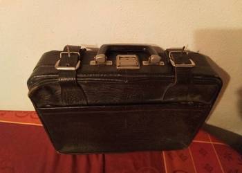 Walizka skórzana z zielonym wnętrzem. PRL