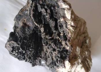Krysztal barytu czarny minerał