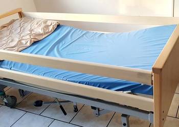 Łóżko rehabilitacyjne szpitalne z dwoma materacami przeciwodleżynowymi