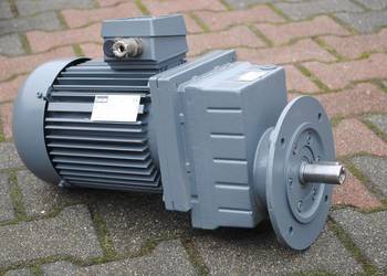 Motoreduktor kołnierzowy 2.2kw. 247obr./min. firmy Lenze.