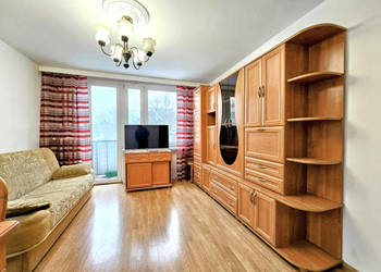 Bardzo ciche, ustawne trzy pokojowe mieszkanie z oddzielną kuchnią