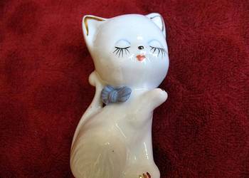 Kot - koteczka z niebieską kokardą - porcelana - 8 x 5 x 4 cm
