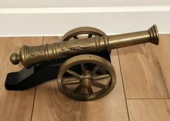 Mosiężna stara armata