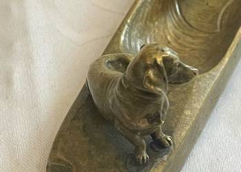 Mosiężna podstawa na pióro z figurką pieska, secescja Mosiężna podstawa na pióro z figurką pieska, secescja